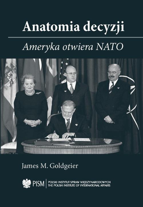 The cover of the book titled: Anatomia decyzji. Ameryka otwiera NATO