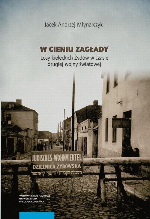 The cover of the book titled: W cieniu Zagłady